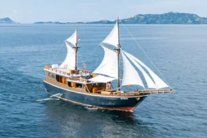 Komodo Tour Package Em'Ocean Phinisi